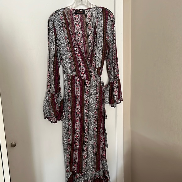 Laklook wrap style maxi dress. Size 6-10 - Picture 3 of 4